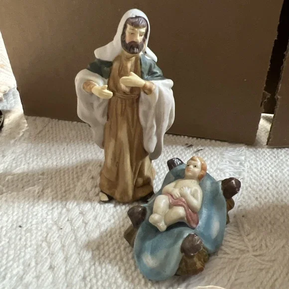 Vintage 8-Piece Hand Painted Porcelain Partial Nativity Set - Picture 4 of 8